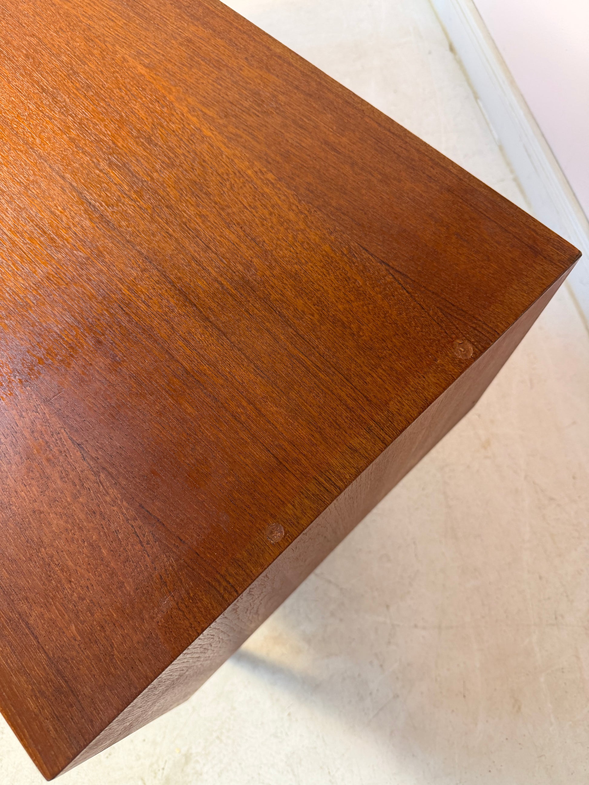 Kleines Lowboard Teak mit neuen Füßen von Riestenpatt