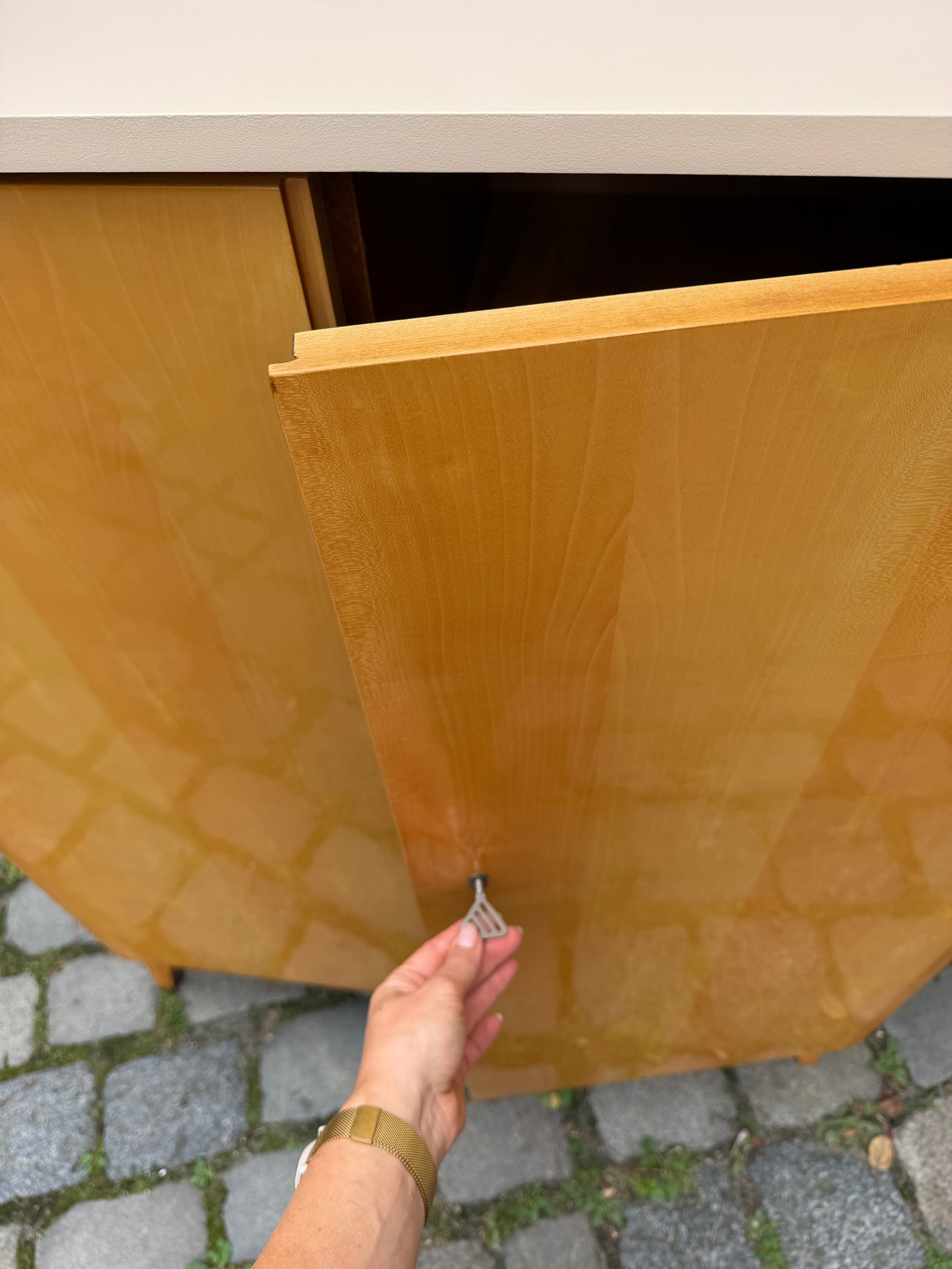 Kleiderschrank Ahorn mit cremefarbener Deckplatte