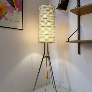 Stehlampe mit Bast-Strukturgeflecht & Chromgestell