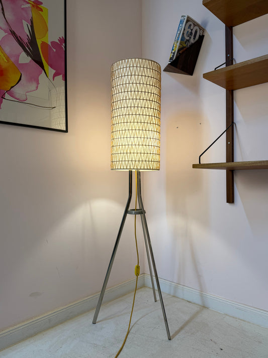 Stehlampe mit Bast-Strukturgeflecht & Chromgestell