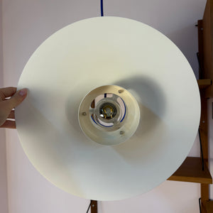 Lamellenlampe weiß mit blauem Akzentring aus Dänemark
