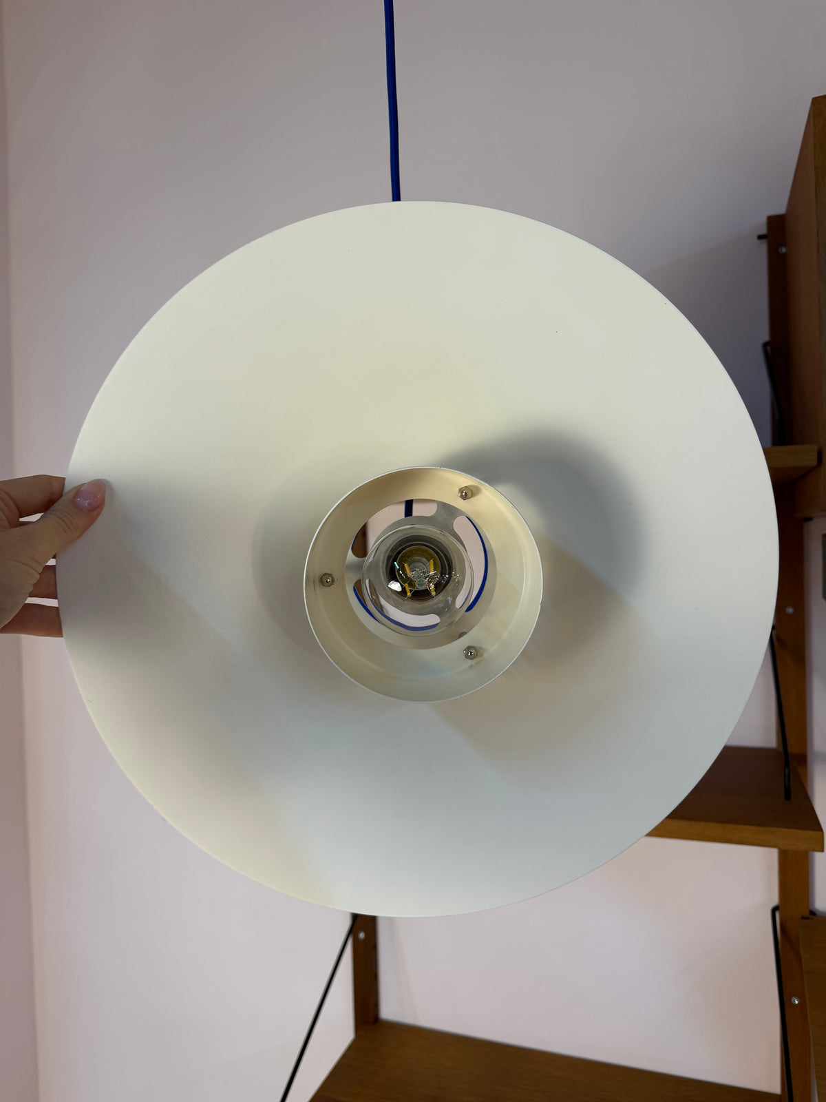 Lamellenlampe weiß mit blauem Akzentring aus Dänemark