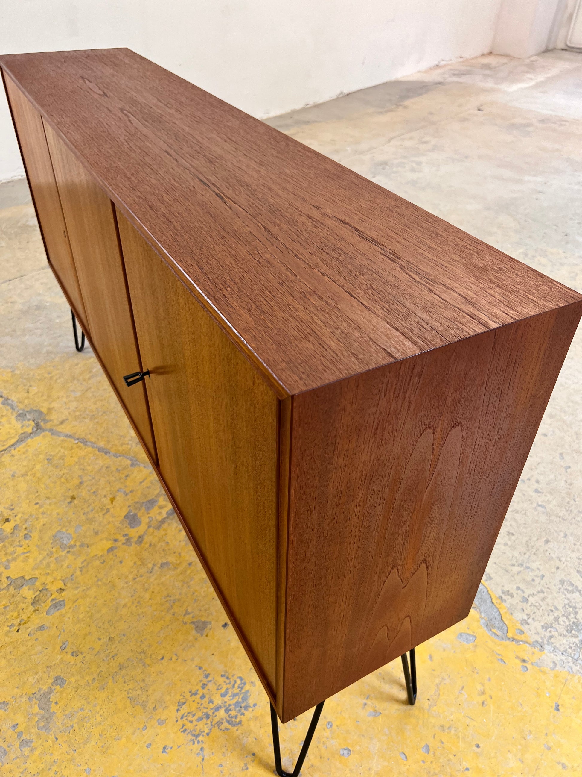 Sideboard Teak auf Hairpinlegs von rt Möbel