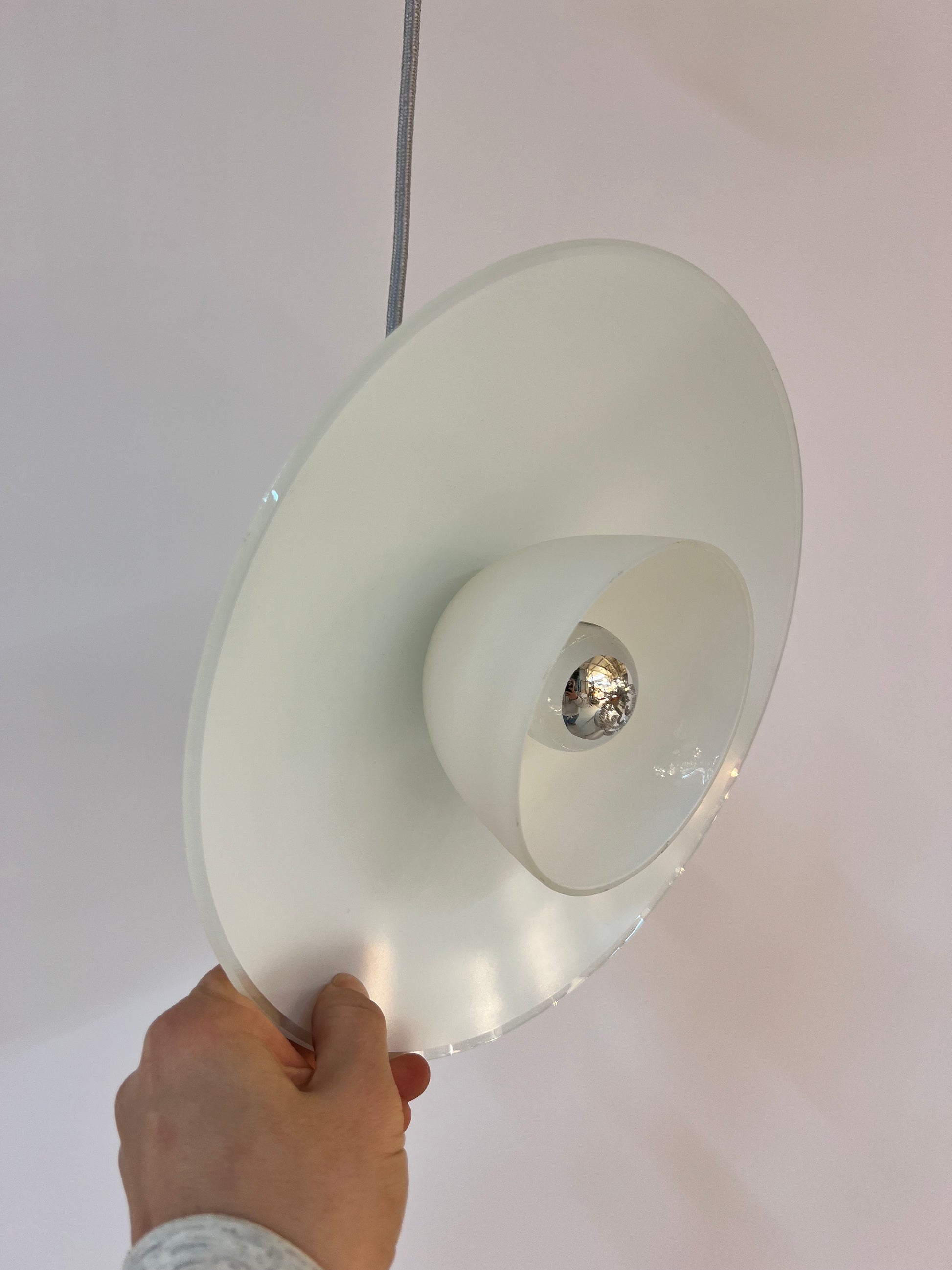 Lamellenlampe Milchglas Chrom aus Dänemark