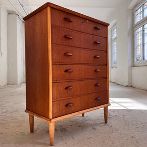 Kommode Teak mit Details in Eiche & Muschelgriffen aus Dänemark