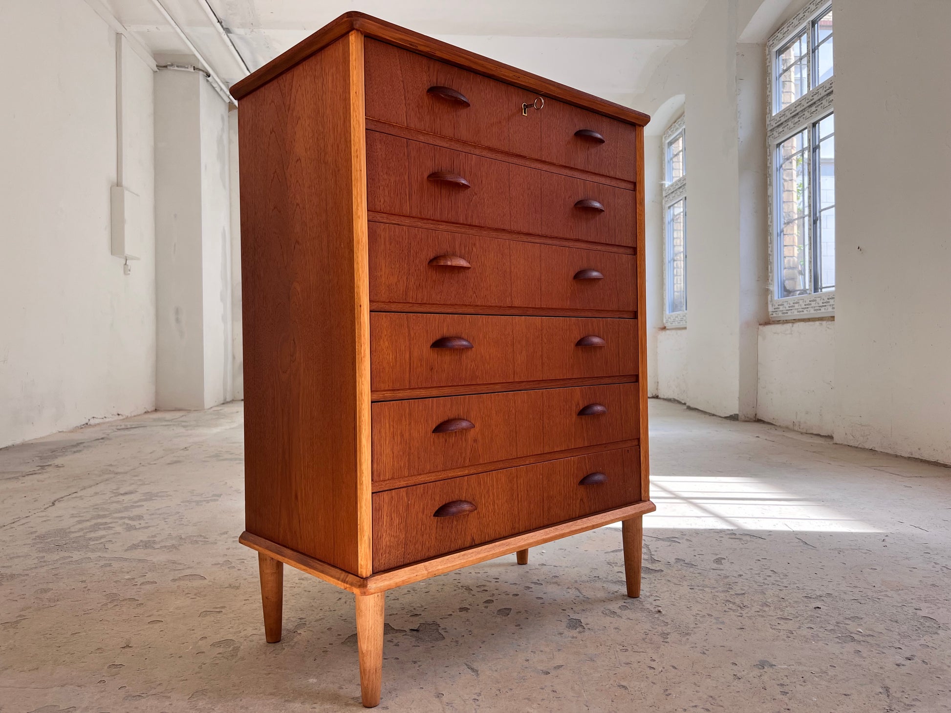 Kommode Teak mit Details in Eiche & Muschelgriffen aus Dänemark