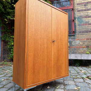 Schrank Teak mit neuen Chromfüßen