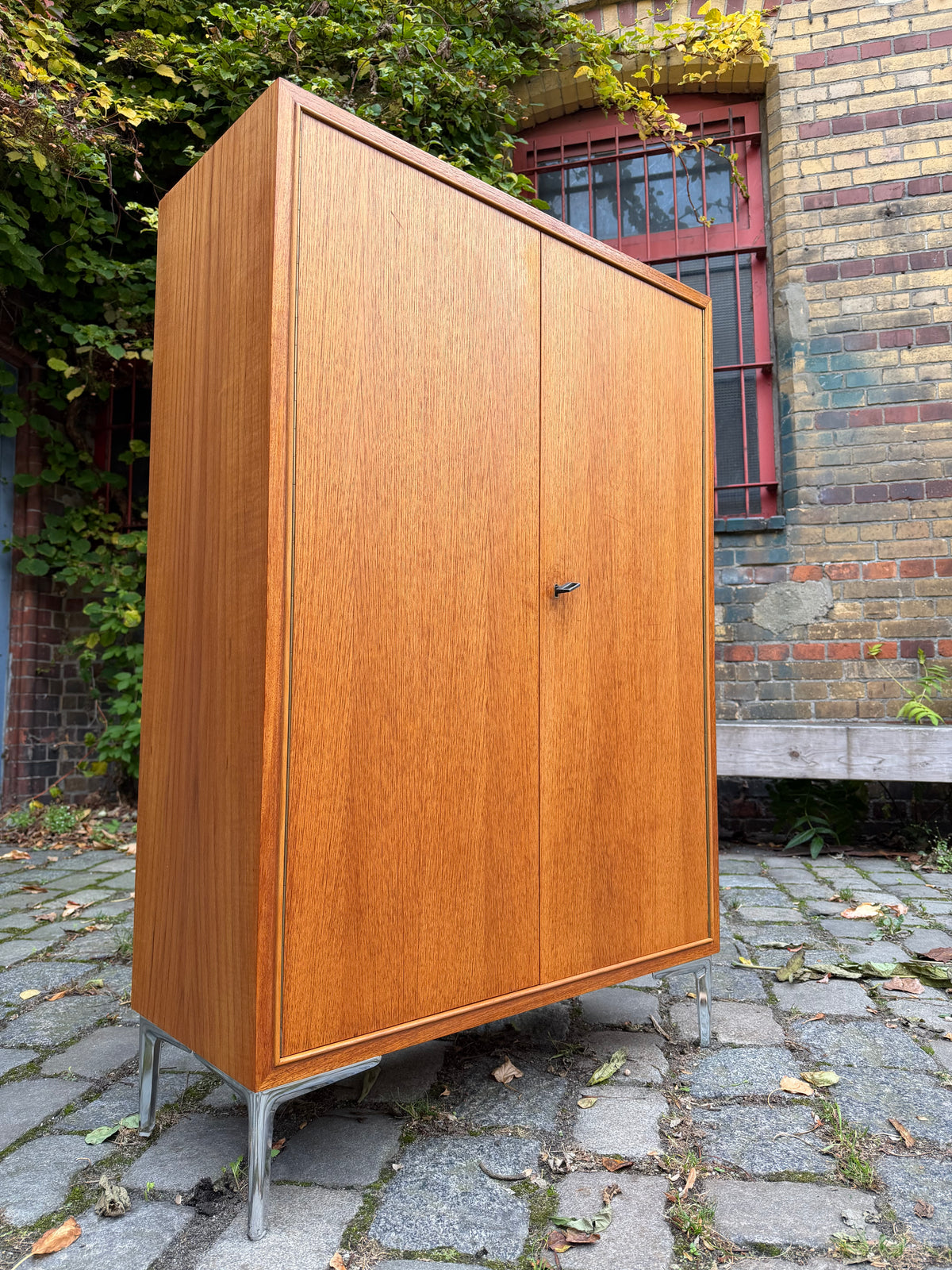 Schrank Teak mit neuen Chromfüßen