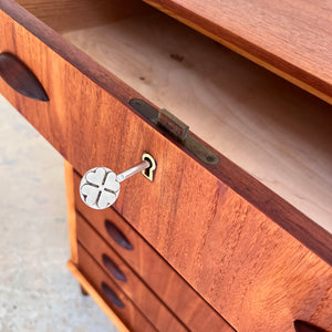 Kommode Teak mit Muschelgriffen & Schloss aus Dänemark