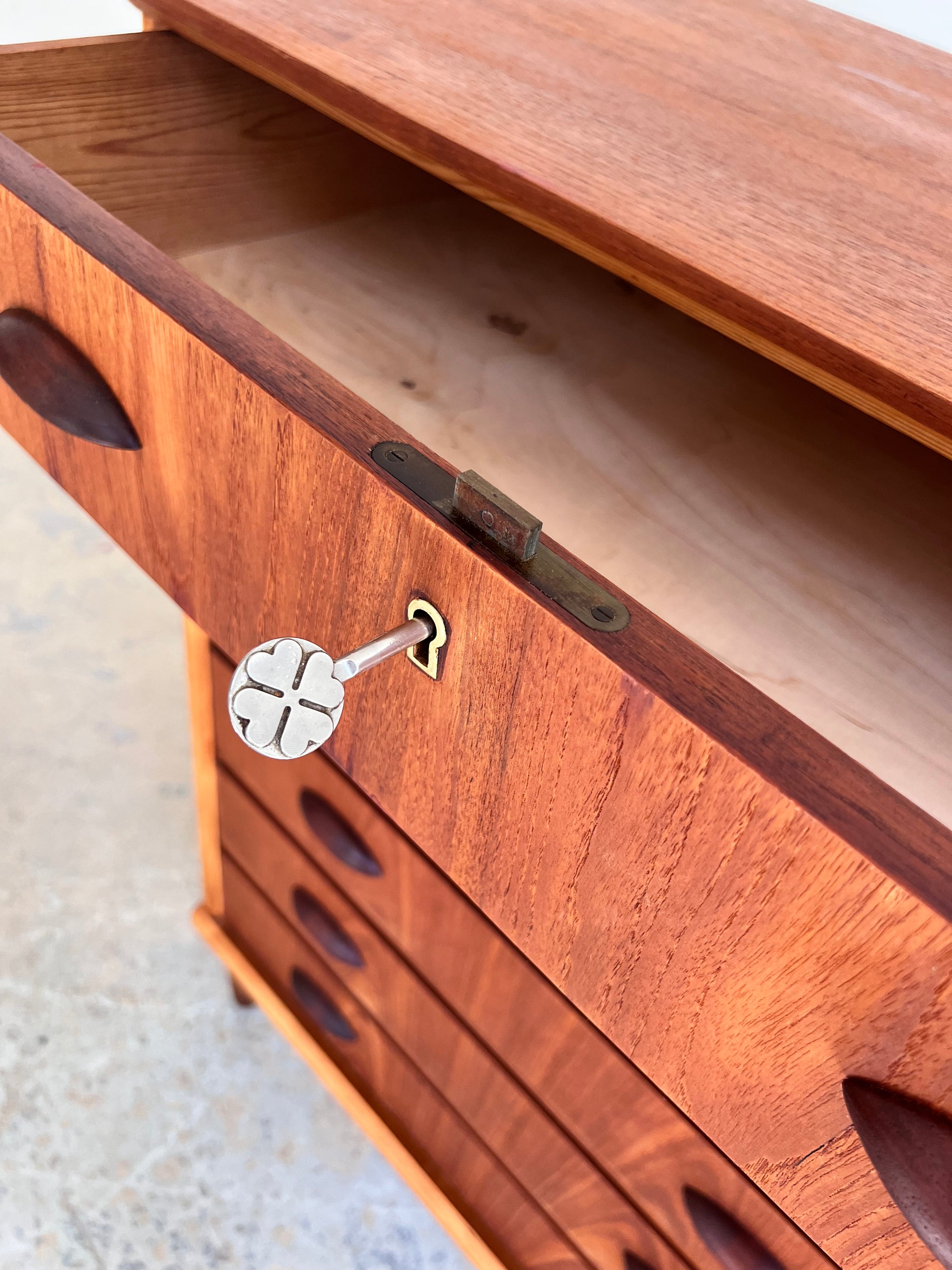 Kommode Teak mit Muschelgriffen & Schloss aus Dänemark