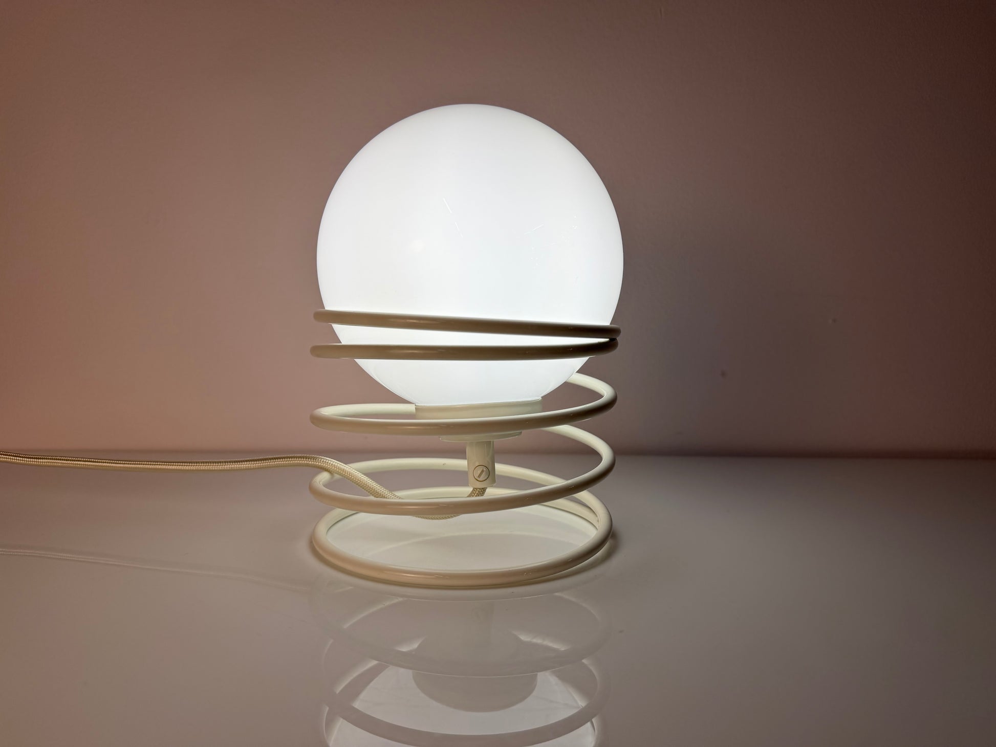 Tischlampe Spirale weiß von Massive Lighting