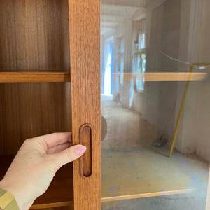 Vitrine Teak mit Schiebetüren von Hundevad