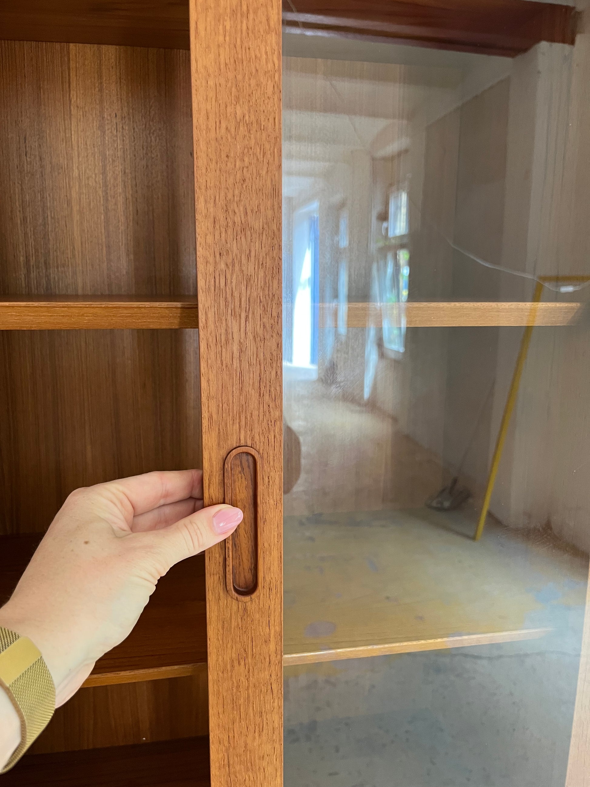 Vitrine Teak mit Schiebetüren von Hundevad