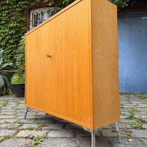 Schrank Typ 605 Esche mit neuen Chromfüßen von Hellerau