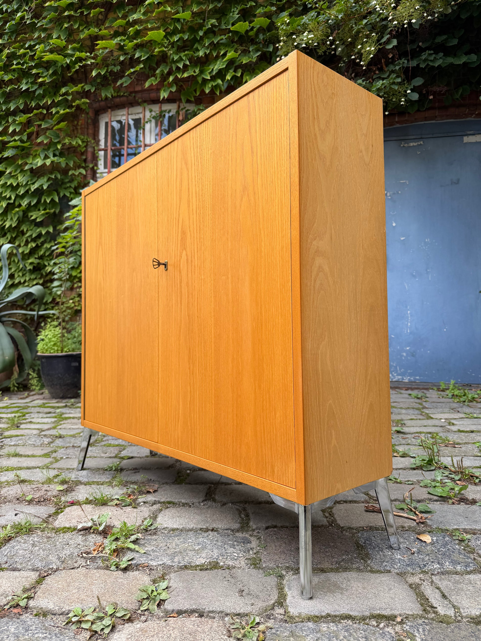 Schrank Typ 605 Esche mit neuen Chromfüßen von Hellerau