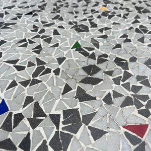 Mosaiktisch weiß grau mit original Messing-Hairpinlegs