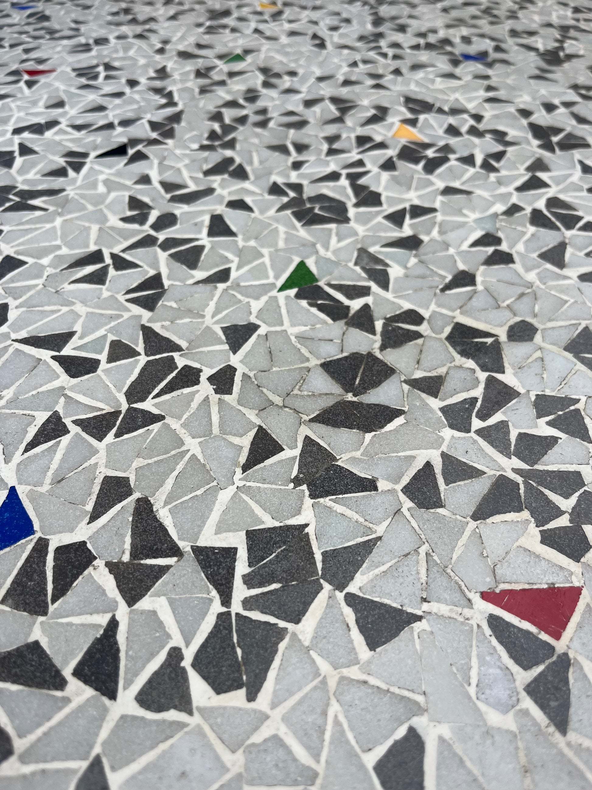 Mosaiktisch weiß grau mit original Messing-Hairpinlegs