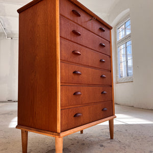 Kommode Teak mit Details in Eiche & Muschelgriffen aus Dänemark