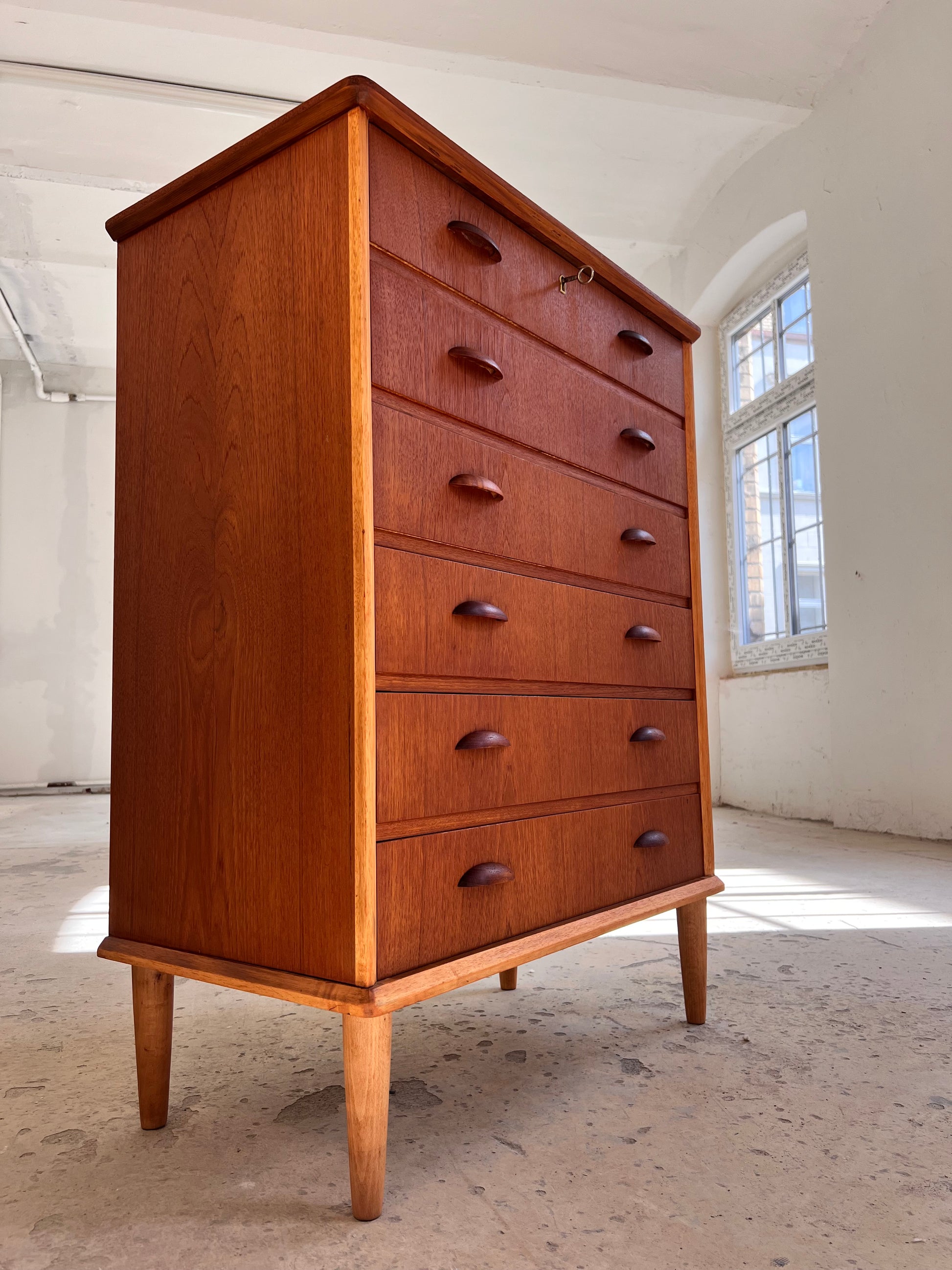 Kommode Teak mit Details in Eiche & Muschelgriffen aus Dänemark