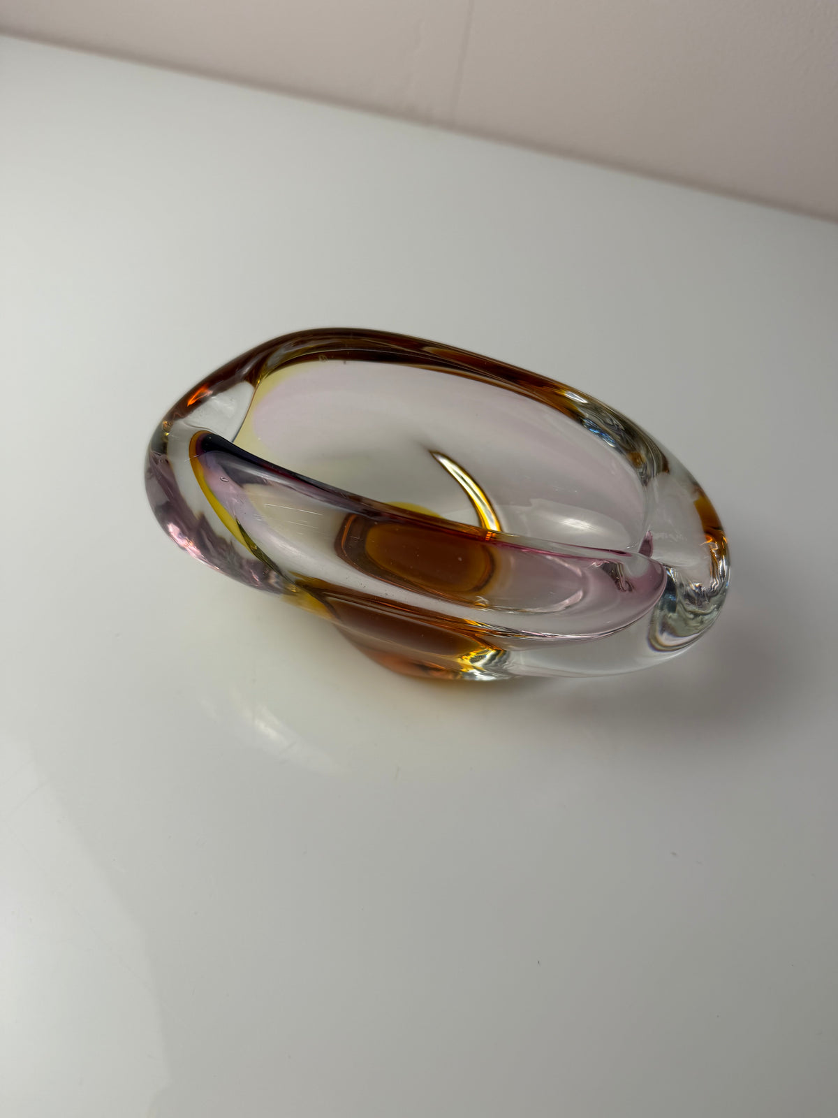 Aschenbecher rosa gelb Glas von Josef Rozinek für die Glashütte Nový Bor