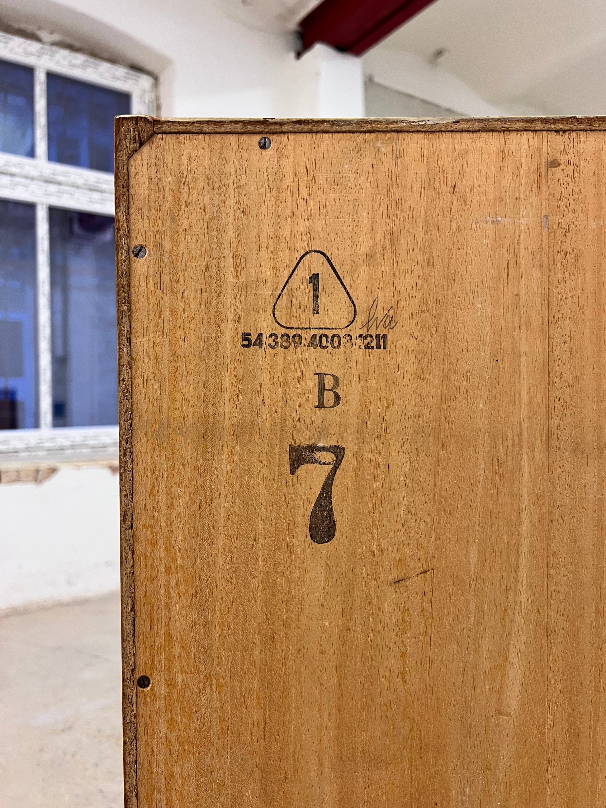 Regal Typ 605 mit Schiebetüren auf Hairpinlegs von Herbert Eilenberg für Hellerau