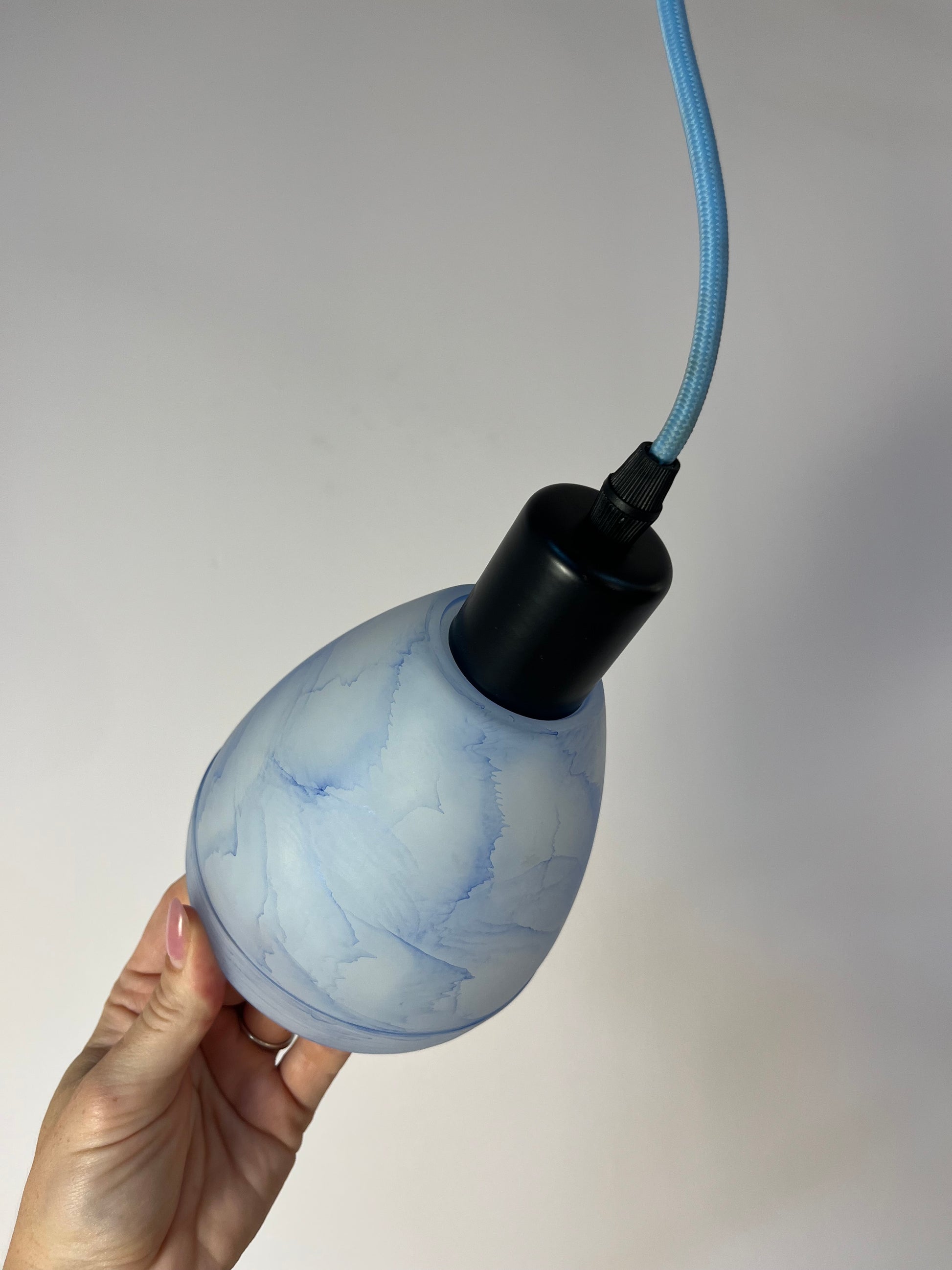 Hängelampe blau weiß marmoriert Glas