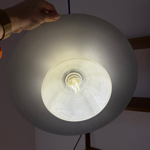 Lamellenlampe silbergrau mit marmoriertem Glasschirm aus Dänemark