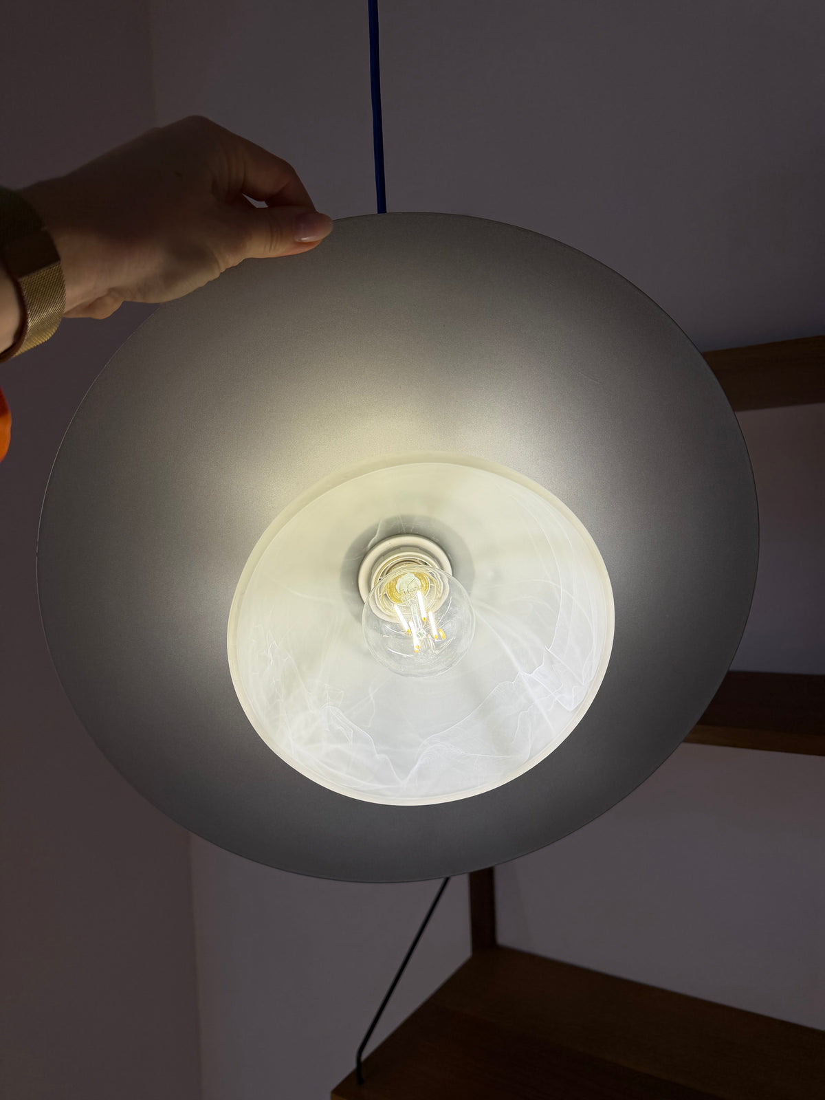 Lamellenlampe silbergrau mit marmoriertem Glasschirm aus Dänemark
