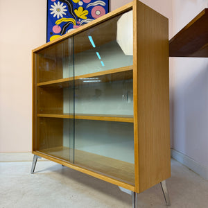 Vitrine Esche mit hellblauer Rückwand & neuen Chromfüßen von Hellerau