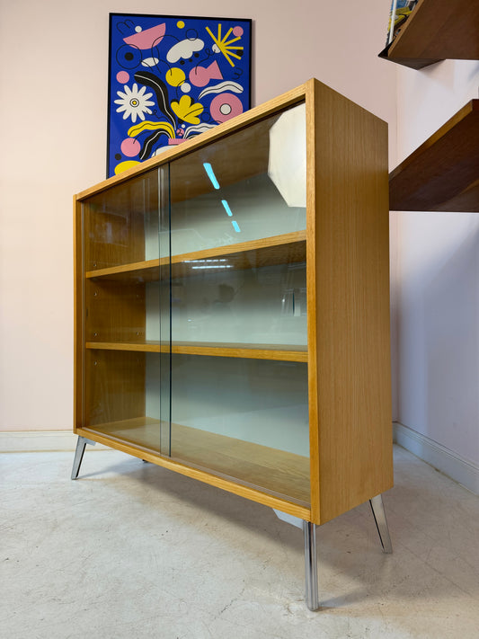 Vitrine Esche mit hellblauer Rückwand & neuen Chromfüßen von Hellerau