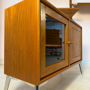 Kleiner Schrank mit Vitrine und Tür rechts von Dyrlund