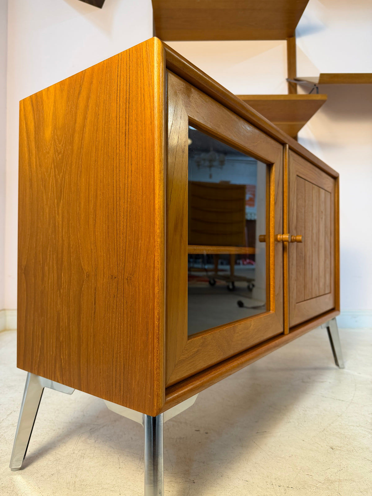 Kleiner Schrank mit Vitrine und Tür rechts von Dyrlund