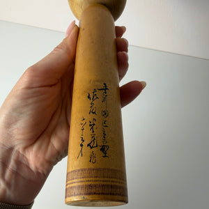 Japanische Kokeshi Holzfigur handbemalt