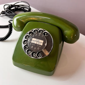 Telefon grün mit Wählscheibe und Kabel