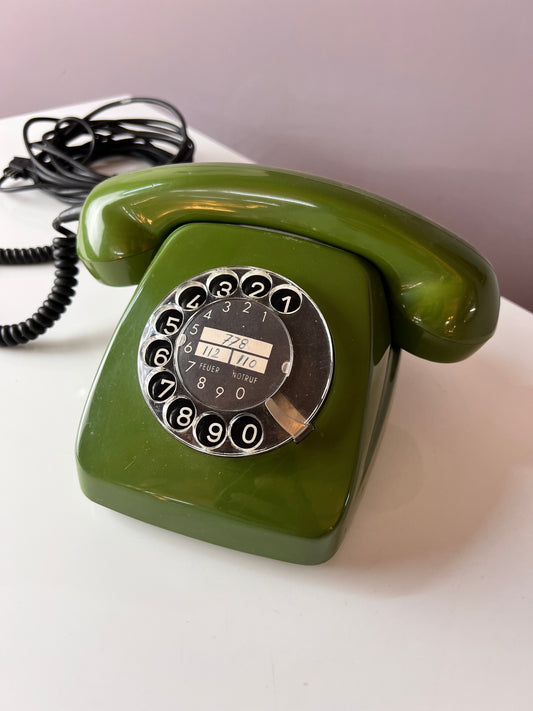 Telefon grün mit Wählscheibe und Kabel