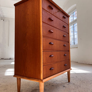 Kommode Teak mit Details in Eiche & Muschelgriffen aus Dänemark