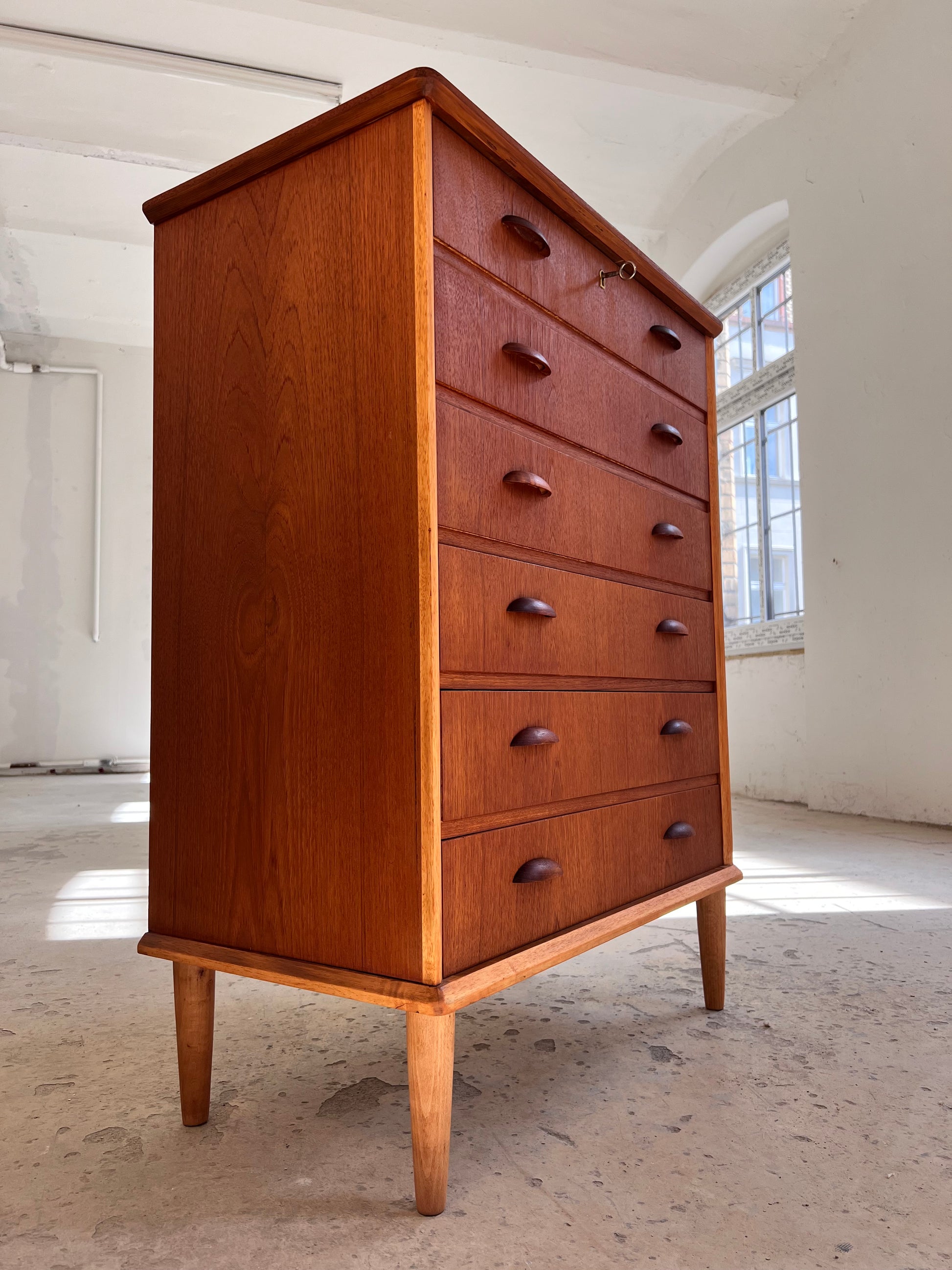 Kommode Teak mit Details in Eiche & Muschelgriffen aus Dänemark