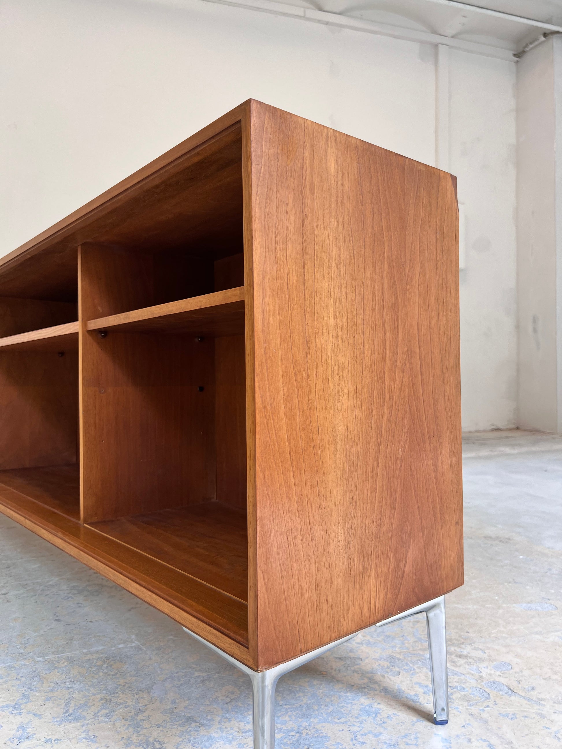 Sideboard Regal Nussbaum mit neuen Chromfüßen