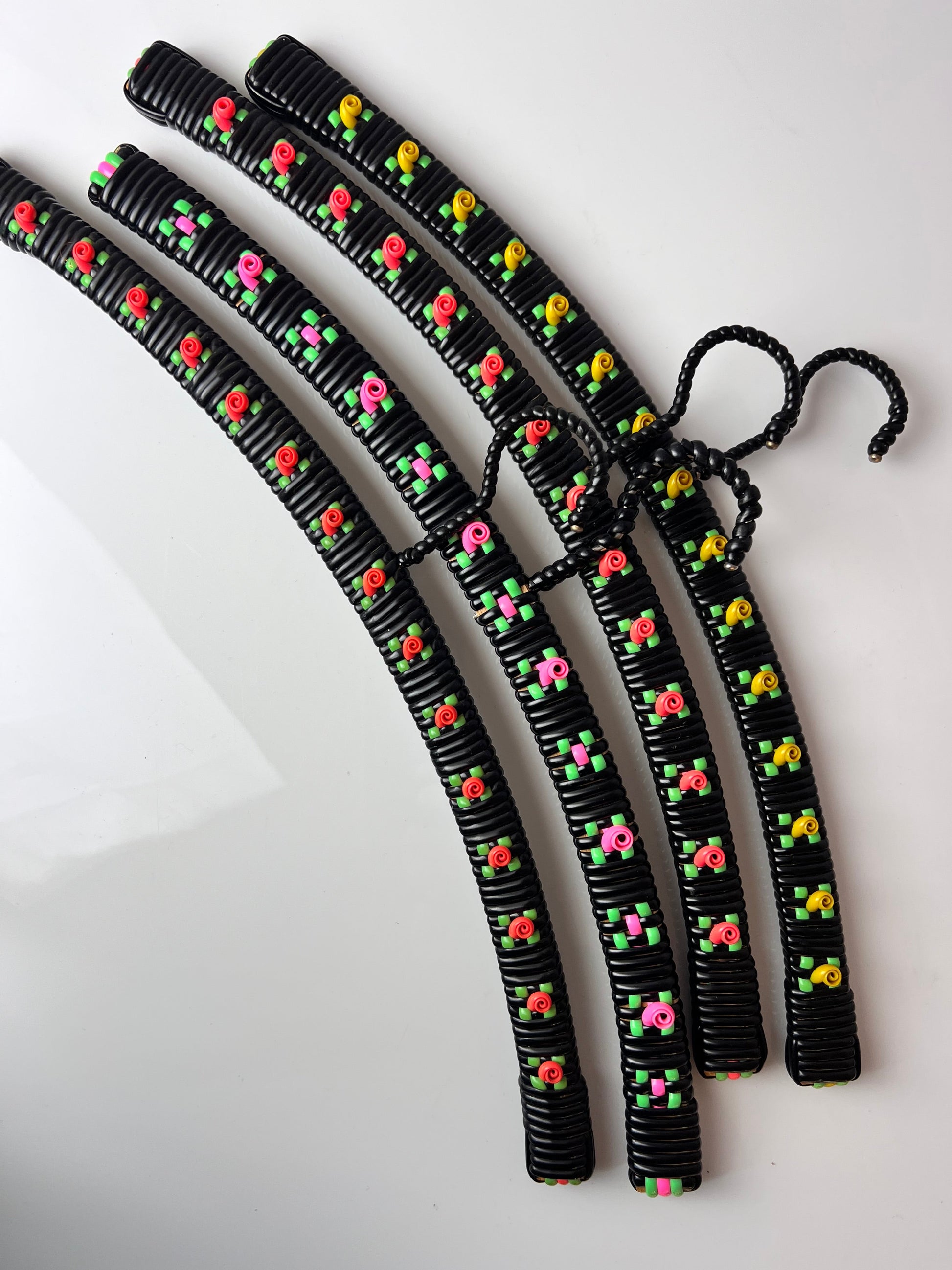 Set: 4x Kleiderbügel schwarz floral