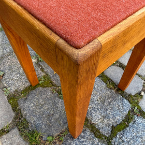 Hocker Eiche mit roter Sitzfläche aus Dänemark