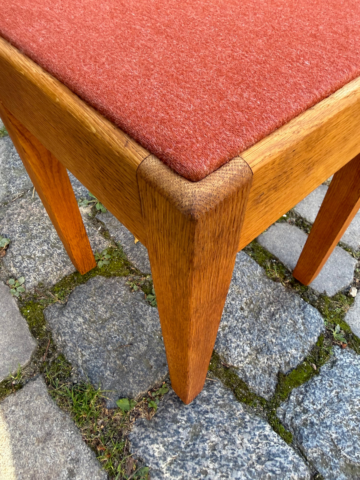Hocker Eiche mit roter Sitzfläche aus Dänemark