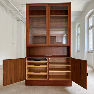 Vitrine Teak mit Schiebetüren von Hundevad