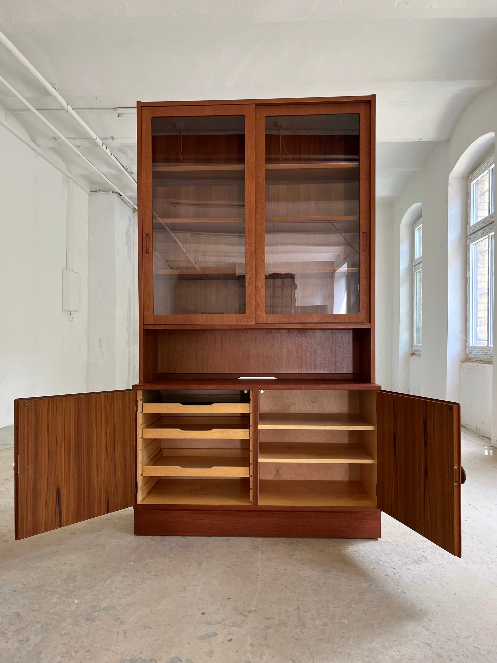 Vitrine Teak mit Schiebetüren von Hundevad