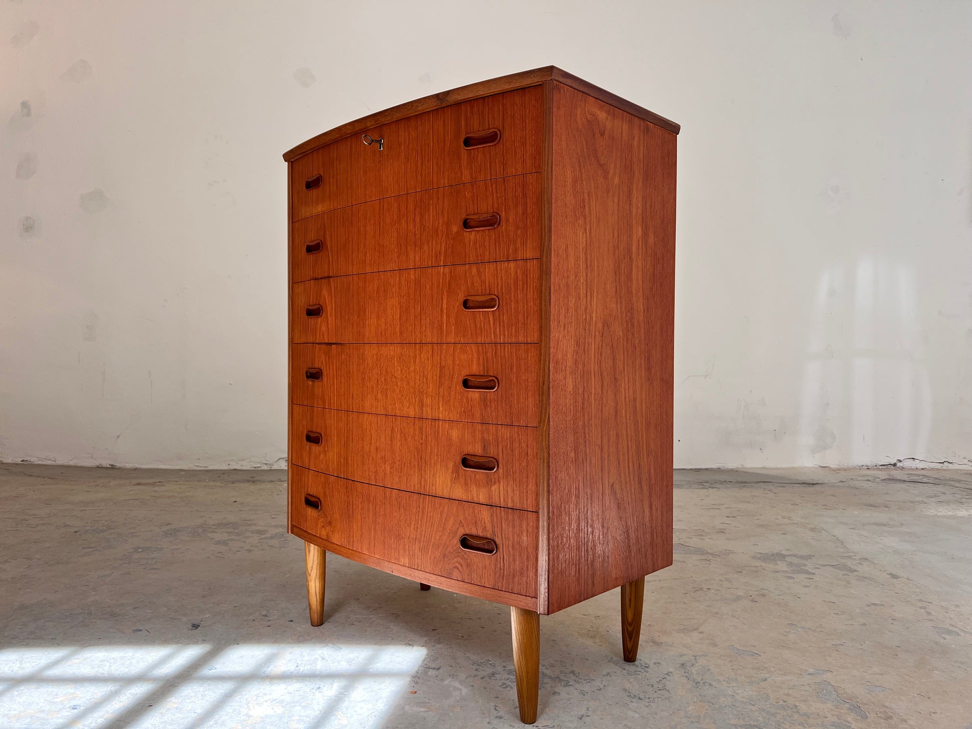 Halbrunde Kommode Teak mit Schloss aus Dänemark