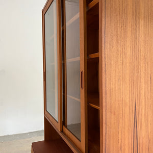 Vitrine Teak mit Schiebetüren von Hundevad