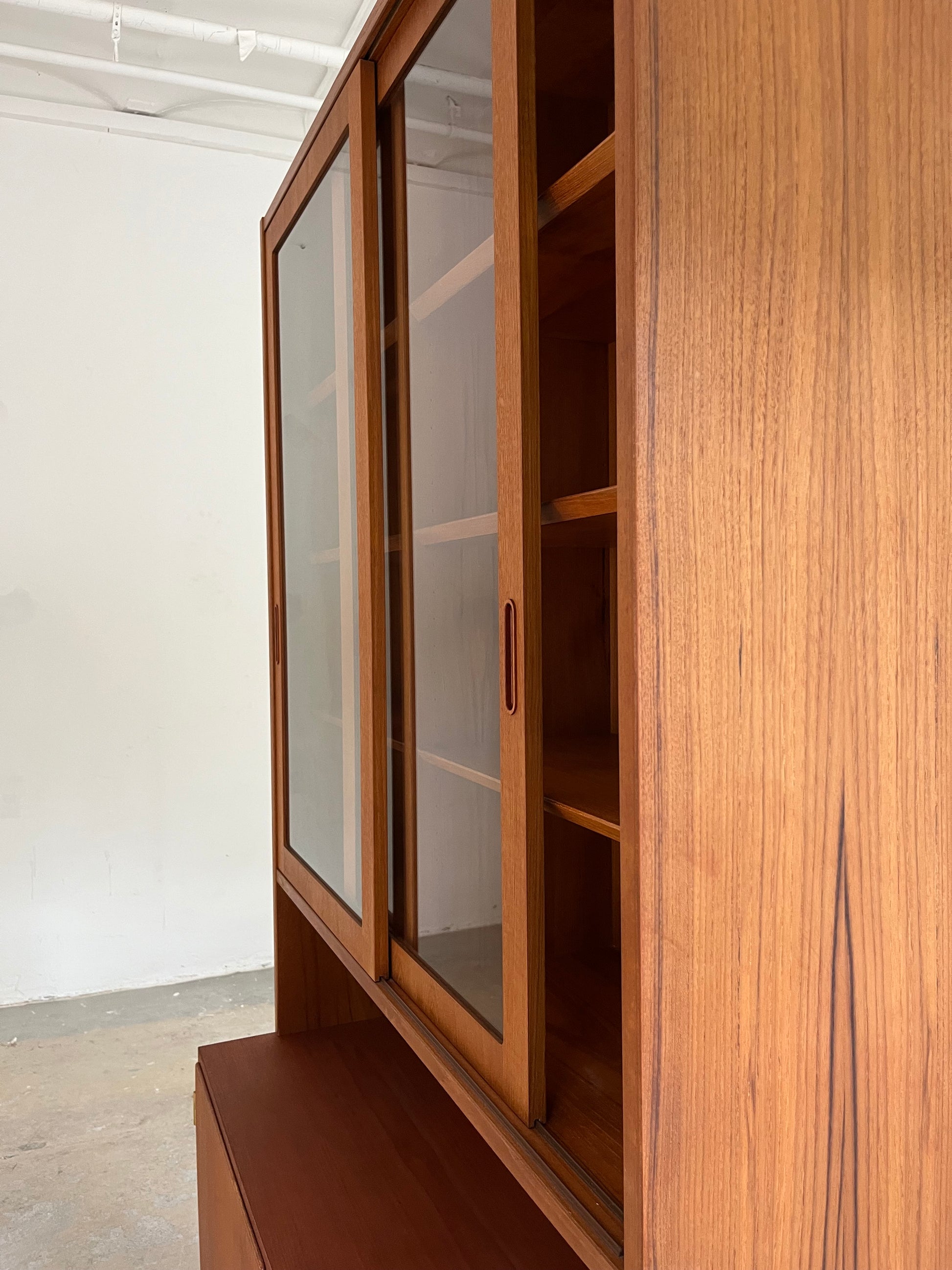 Vitrine Teak mit Schiebetüren von Hundevad