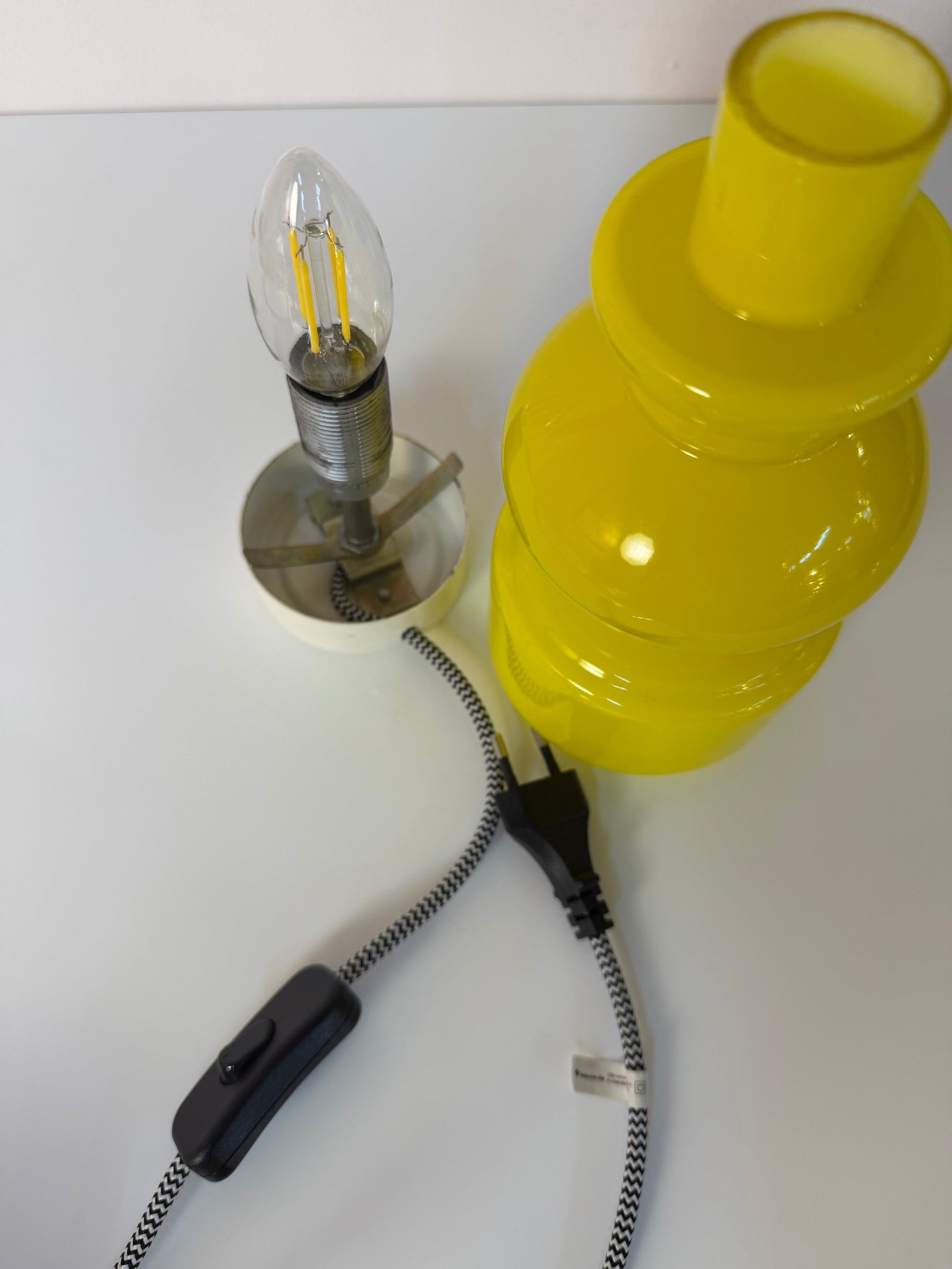 Tischlampe sonnengelb Opalglas