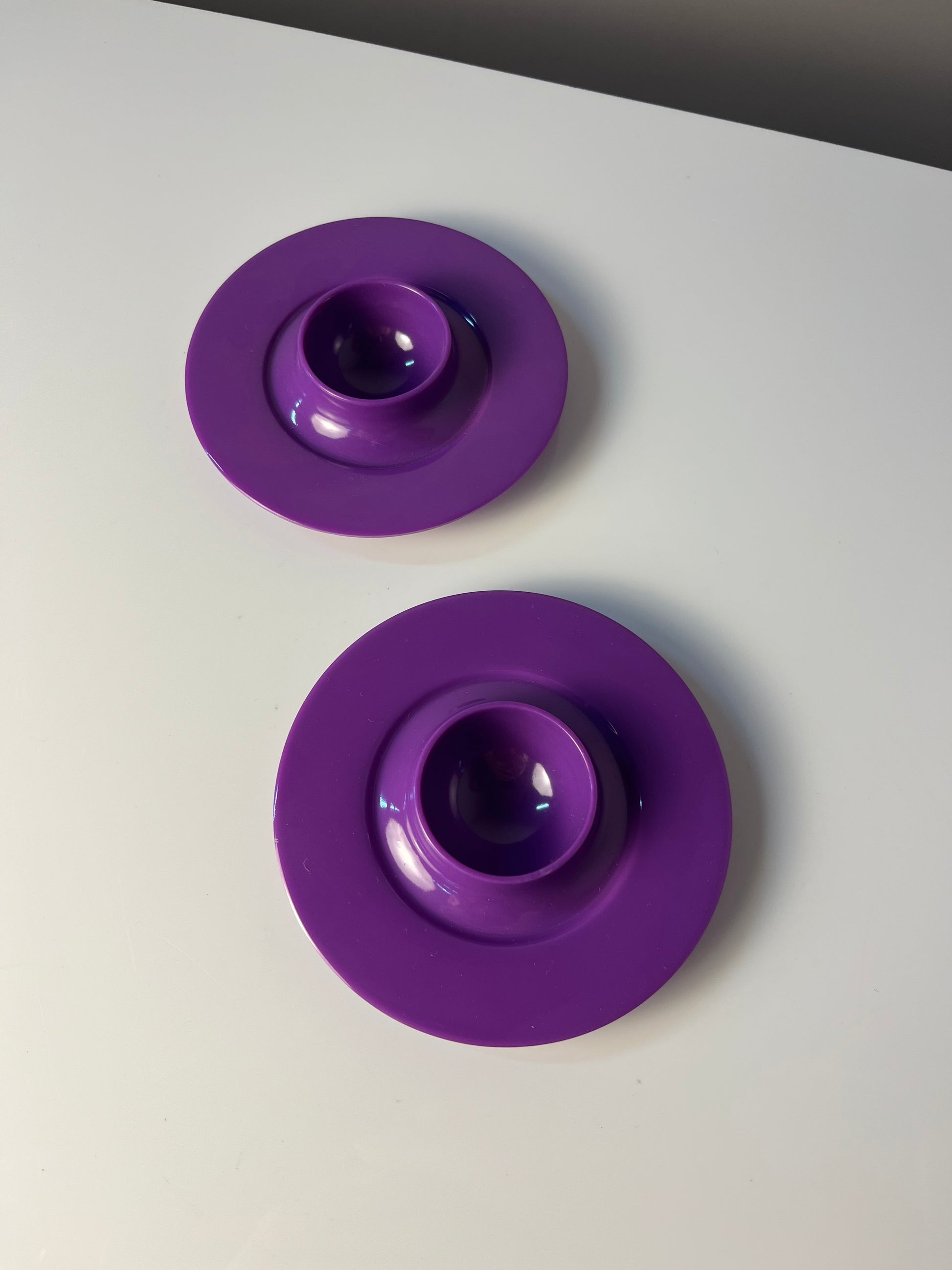 Set: 2x Eierbecher lila stapelbar