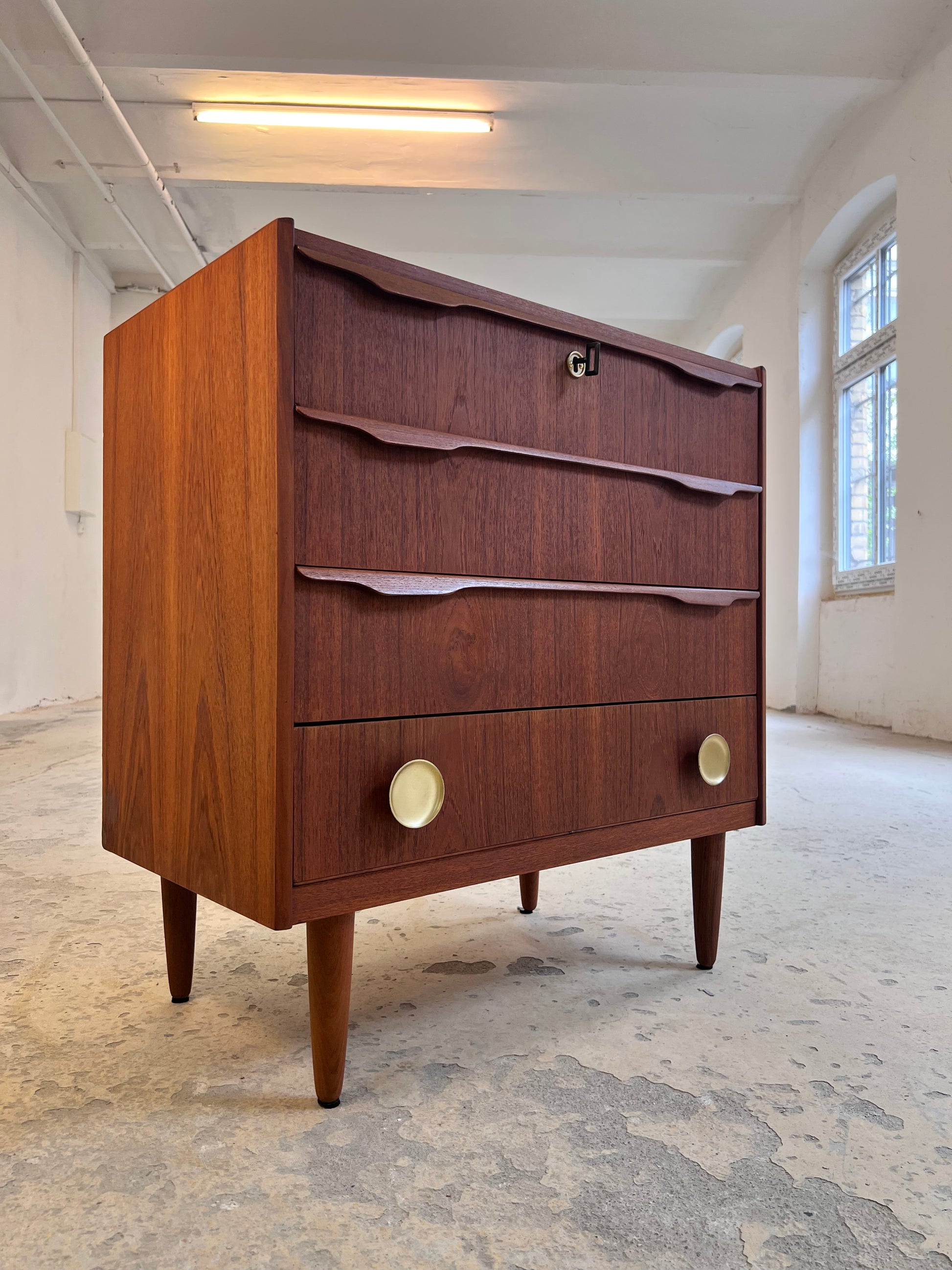 Kommode Teak mit Holz- & Messinggriffen aus Dänemark