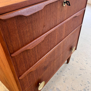 Kommode Teak mit Holz- & Messinggriffen aus Dänemark